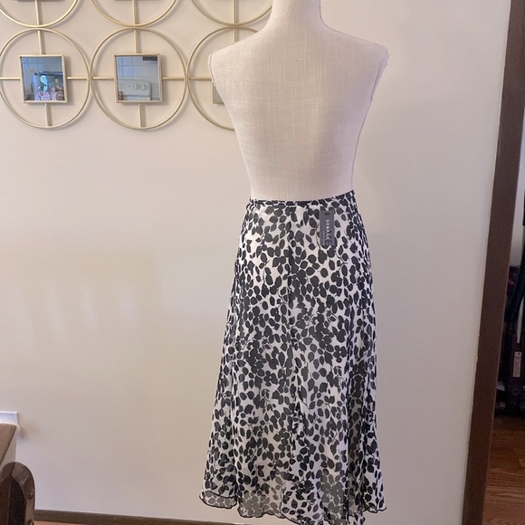 Gegrge Me by Mark Eisen woman’s white / black leaf flare uneven hem skirt 20W - Picture 5 of 11